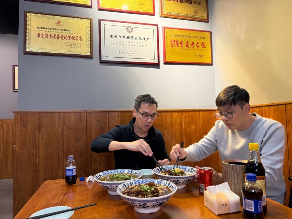 Singaporean Designers Explore Chongqing’s Streets to Taste Chongqing Noodles, Fueling New Momentum for Chongqing Design to Go Global 2 20260327 singapore designers chongqing noodles design overseas 2