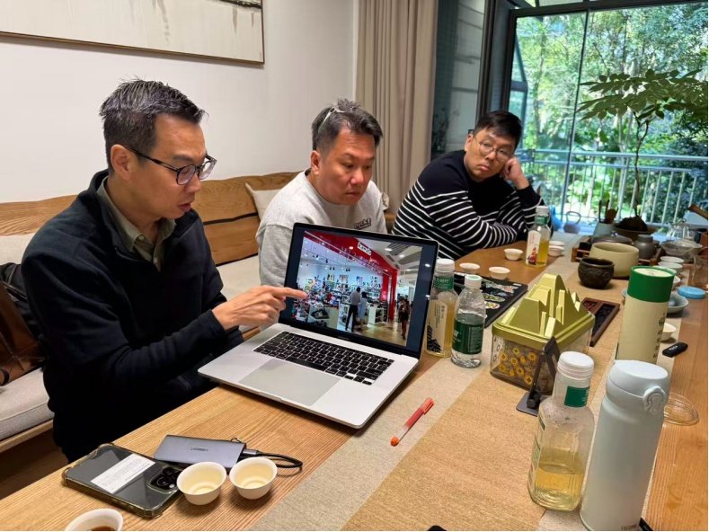 Singaporean Designers Explore Chongqing’s Streets to Taste Chongqing Noodles, Fueling New Momentum for Chongqing Design to Go Global 3 20260327 singapore designers chongqing noodles design overseas 3